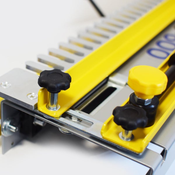 Zinkenfräsgerät mit Einstellknöpfen und Metall-Kammschablone für Holzverbindungen.