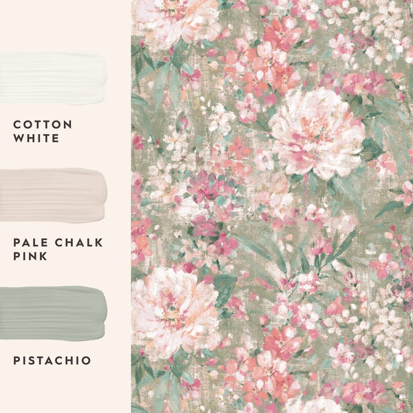 Helle Zimmeraufnahme mit Spiegel, Kerzenständer, Büchern und Topfpflanze auf einem Tisch vor einer hellen Wand.