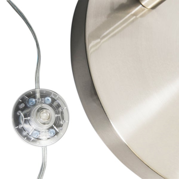 Fußschalter für eine Leuchte mit transparentem Kabel neben einem metallischen Leuchtenschirm