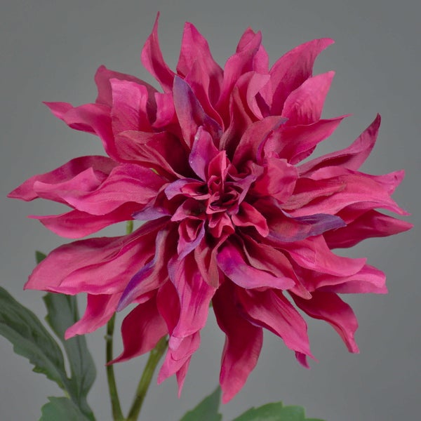 Künstliche Dahlie aus Textil in Pink mit grünem Stiel und Blättern.