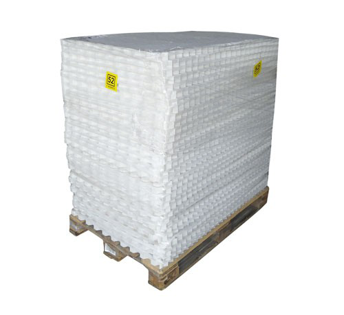 Palette mit gestapelten weißen Baustoffen, in Klarsichtfolie eingewickelt.