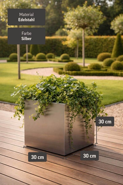 Quadratischer Pflanzkübel aus Edelstahl, Maße 30 mal 30 mal 30 Zentimeter, bepflanzt auf einer Holzterrasse im Garten.