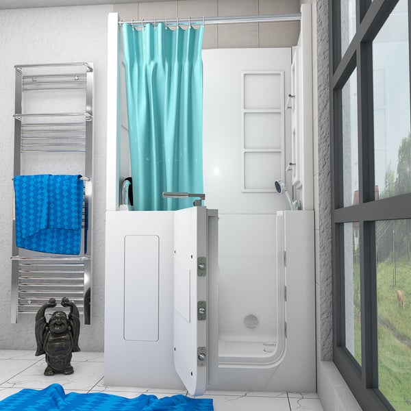 Barrierefreie Sitzbadewanne mit Tür, Duschvorhang und Handtuchheizkörper in einem hellen Badezimmer.