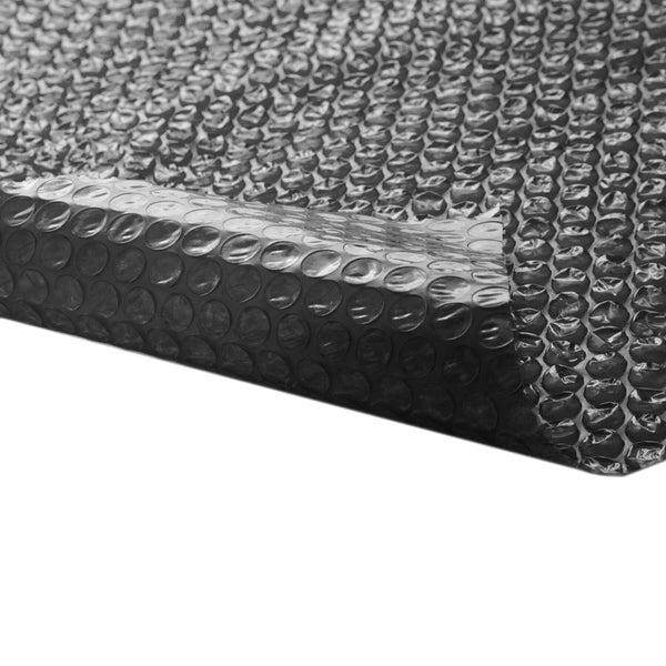 Schwarze Luftpolsterfolie aus Kunststoff zum Verpacken und Schützen.