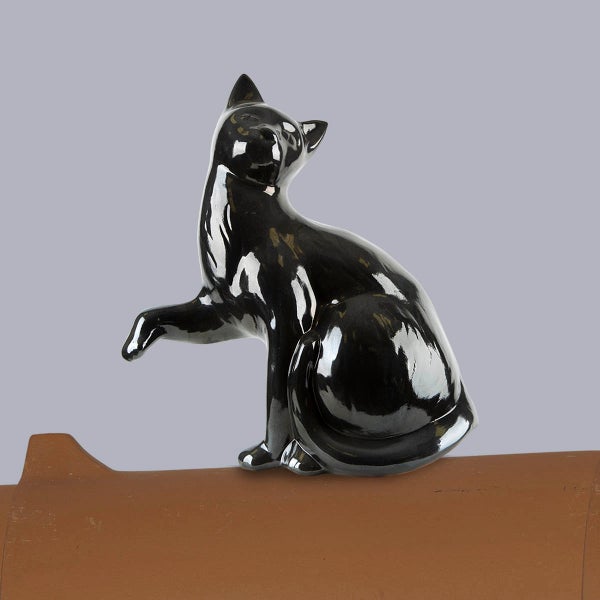 Schwarze Firstfigur Katze aus glasierter Keramik für den Dachfirst.