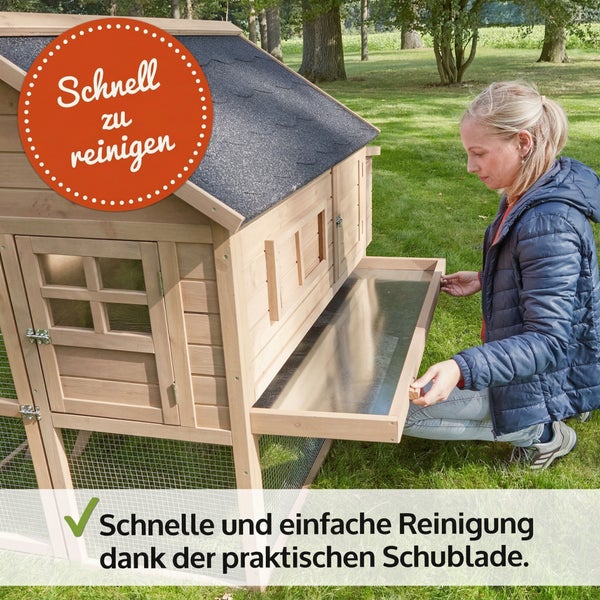 Großes Kleintiergehege aus massivem Vollholz mit integriertem Auslauf, Satteldach mit Bitumenschindeln und Holzrampe im Außenbereich.