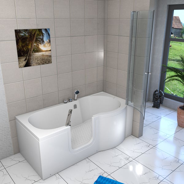 Barrierefreie Sitzbadewanne mit Einstiegstür und Glas-Duschwand in einem modern gefliesten Badezimmer mit Tageslicht.