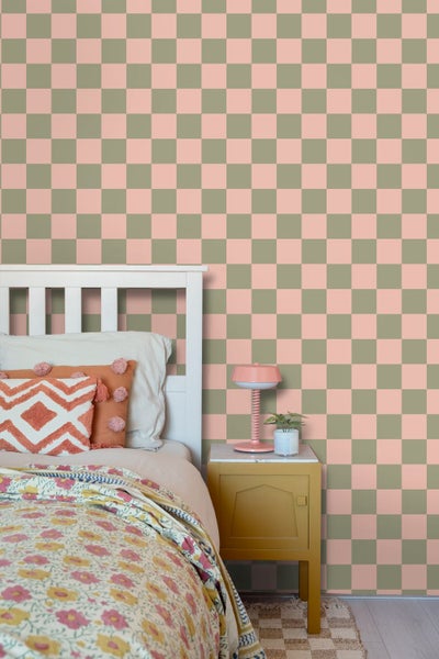 Schlafzimmer mit Tapete im Karomuster, weißem Holzbett und gelber Nachtkonsole.