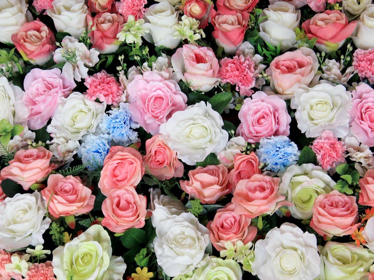 Dekorative Anordnung aus Rosen und Blüten als Hintergrund