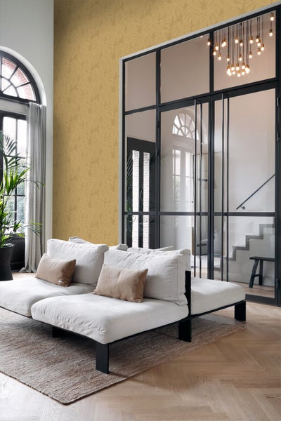 Wohnzimmer mit Sofa, Teppich und gemusterter Tapete