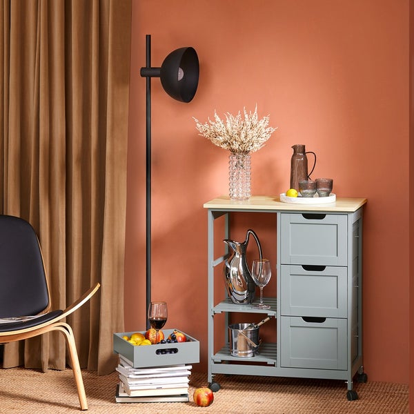 Wohnraum mit Servierwagen, Stehlampe und Dekoration