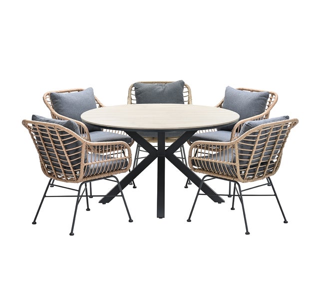 Gartenmöbel-Set bestehend aus einem runden Tisch in Holzoptik mit schwarzen Metallbeinen und fünf Korbsesseln inklusive grauer Sitzkissen.