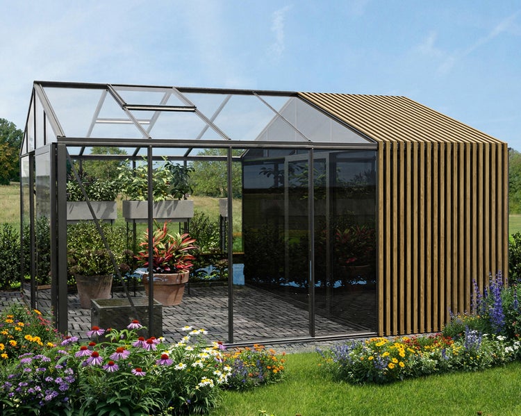 Modernes Gewächshaus mit Glaselementen und Holzlamellen, ausgestattet mit Pflanzenkübeln auf gepflastertem Boden im Garten.