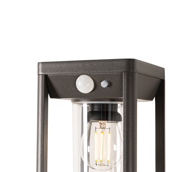 Außenleuchte mit Bewegungsmelder, Metallgestell, klarer Zylinder und Filament-Leuchtmittel.