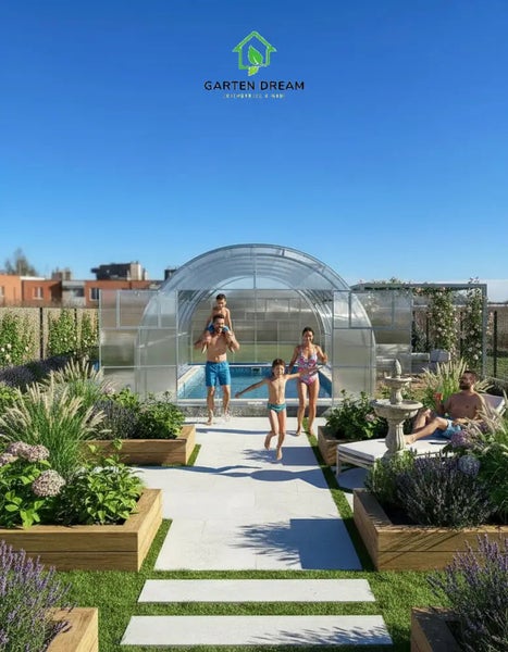 Familie am Pool mit transparenter, ausfahrbarer Überdachung in einem gestalteten Garten mit Hochbeeten. Garten Dream Logo.