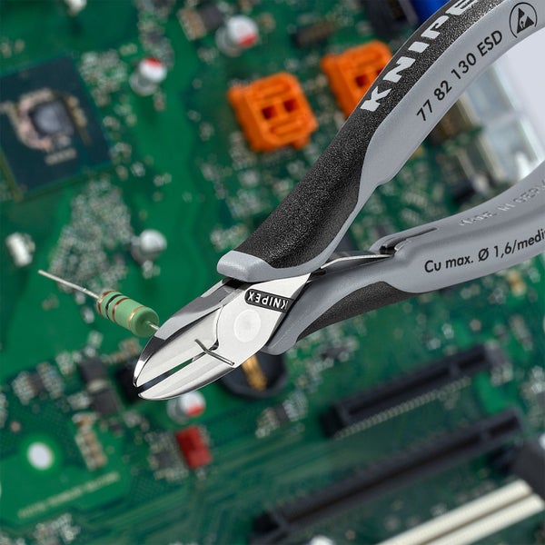 Knipex Elektronik Seitenschneider zum Schneiden eines Widerstands vor einer Platine