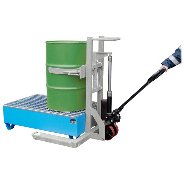 Fasshandling mit Fassgreifer auf Auffangwanne