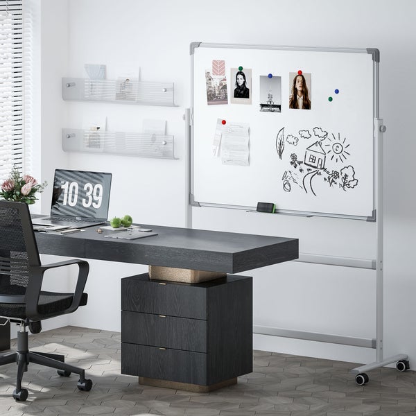 Organisiertes, helles Büro mit dunklem Holzschreibtisch, schwarzem Bürostuhl und großem fahrbarem Whiteboard. Modernes Design.