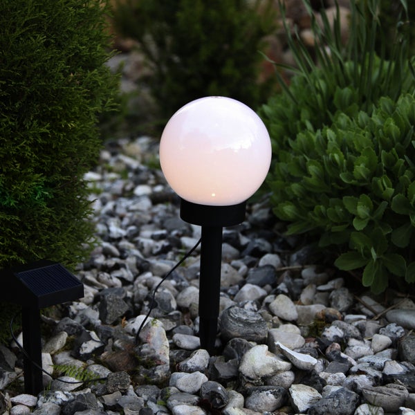Garten mit einer Solarleuchte in Kugelform