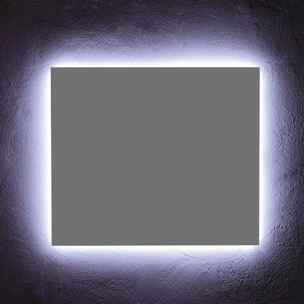 Rechteckiger Spiegel mit indirekter LED-Hintergrundbeleuchtung an einer Wand.