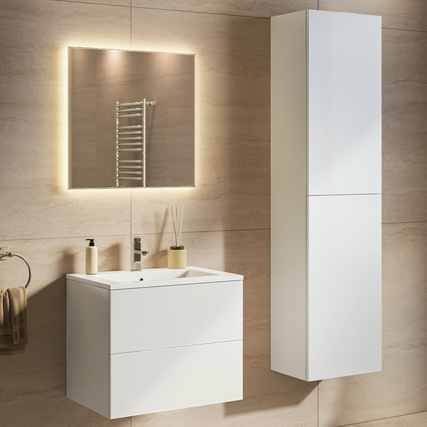 Modernes Badezimmerset mit Waschbeckenunterschrank, Hochschrank, LED Spiegel und Armatur vor beigen Fliesen.