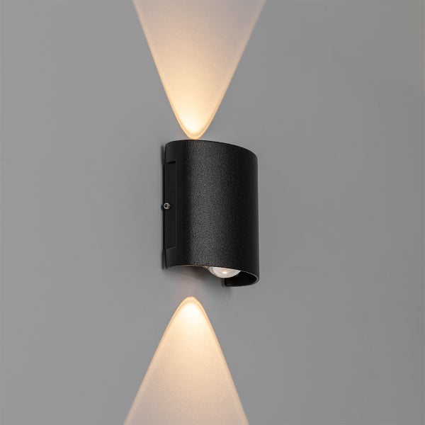 Moderne schwarze Wandleuchte aus Metall mit strukturierter Oberfläche, Lichtstrahl nach oben und unten.