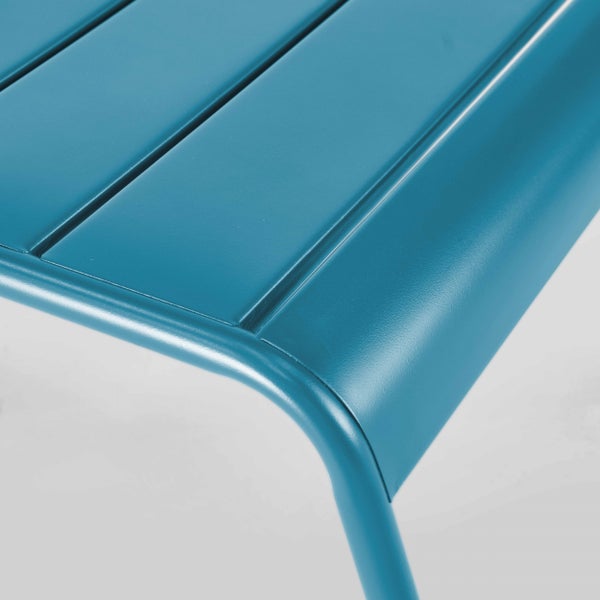 Nahaufnahme eines blauen Gartenmöbels aus Metall mit Lattenstruktur und abgerundeten Kanten.