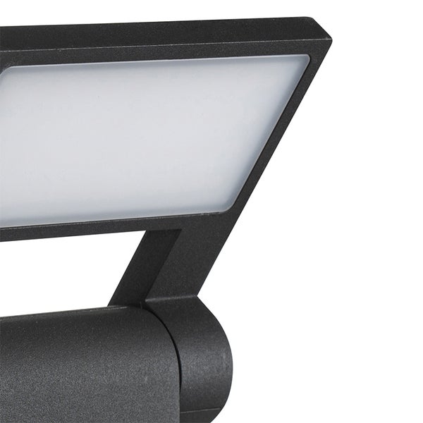 Nahaufnahme einer LED Außenwandleuchte mit verstellbarem Kopf und weißem Diffusor.