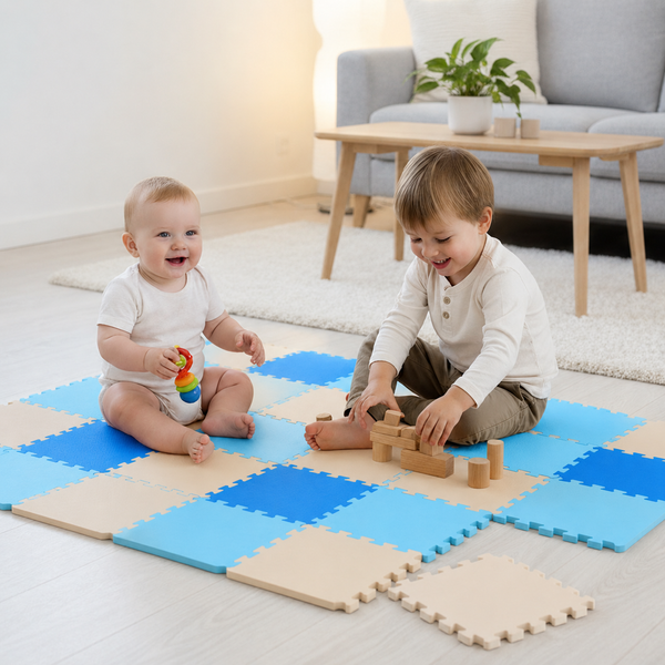 Zwei Kinder spielen auf einer Steckmatte aus Schaumstoff im Wohnzimmer.