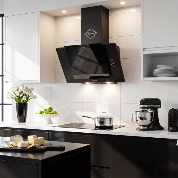 Moderne Küche mit schwarzer Wandhaube von Gurari über einem Kochfeld, ergänzt durch weiße Küchenfronten, Küchenmaschine und Dekoration.
