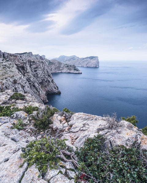 Küstenlandschaft mit Felsen, Meer und Vegetation