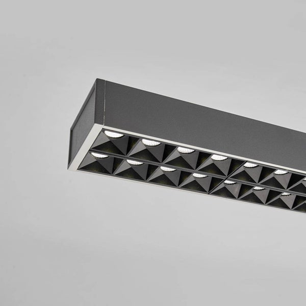 Moderne rechteckige LED Deckenleuchte mit mehreren vertieften Lichtquellen in einer Rasteroptik.