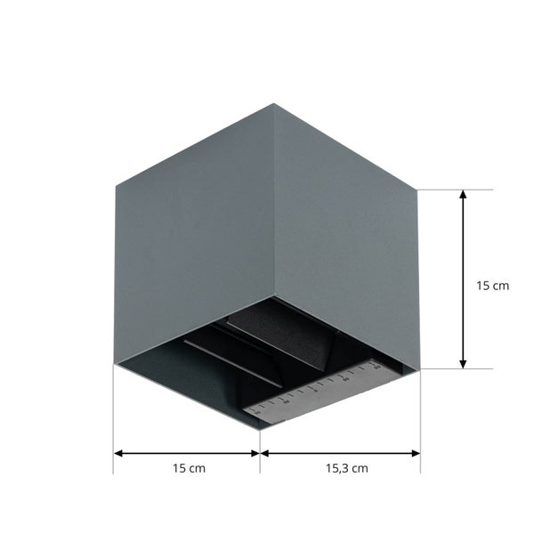 Graue Wandleuchte in Würfelform mit verstellbaren Klappen und Maßen: Höhe 15 Zentimeter, Breite 15 Zentimeter und Tiefe 15,3 Zentimeter.