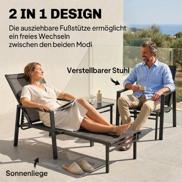 Schwarze Gartenmöbel auf einer Terrasse. Gezeigt wird ein 2 in 1 Design mit Sonnenliege, verstellbarem Stuhl und ausziehbarer Fußstütze.