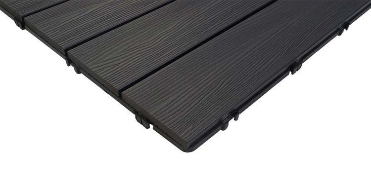 Klickfliese mit Holzmaserung und Steckverbindung für Terrasse oder Balkon.