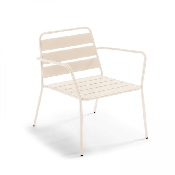 Moderner Gartenstuhl aus Metall mit Armlehnen und Latten-Design in Creme.