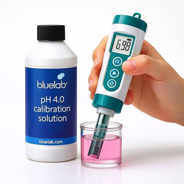 Bluelab pH 4.0 Kalibrierlösung und ein pH-Messgerät zur Messung des pH-Wertes einer Flüssigkeit