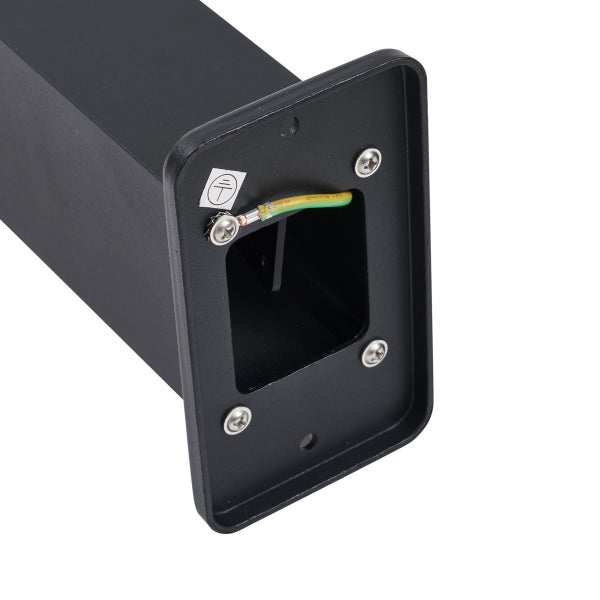 Standfuß einer schwarzen Außenleuchte mit Erdungskabelanschluss, Montageplatte und Schrauben.