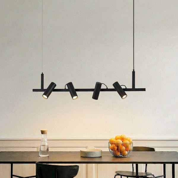 Hängelampe mit vier Strahlern über einem Esstisch