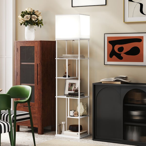 Moderne weiße Stehleuchte mit Regal, fünf Ablagen und Stoffschirm in einem hellen Wohnzimmer mit Sideboard und Schrank.