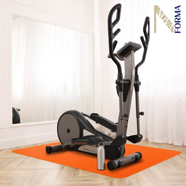 Moderner Crosstrainer auf orangefarbener Bodenmatte in hellem Raum mit Spiegel und Parkettboden. Nova Forma Logo.