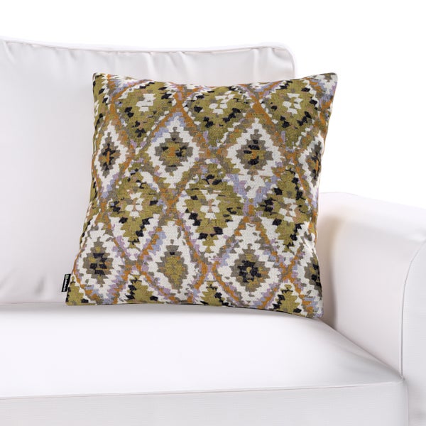 Dekokissen mit geometrischem Muster auf einem Sofa