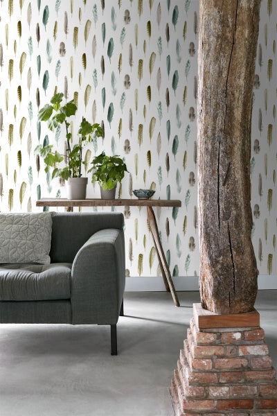 Wohnzimmer mit Feder Tapete, Sofa, Holztisch und Zierpflanzen.