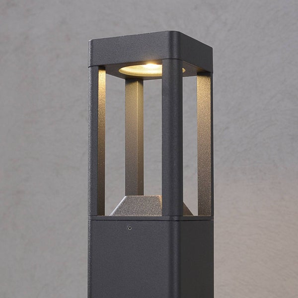 Anthrazitfarbene Wegeleuchte in moderner, rechteckiger Form mit nach unten gerichtetem Licht.