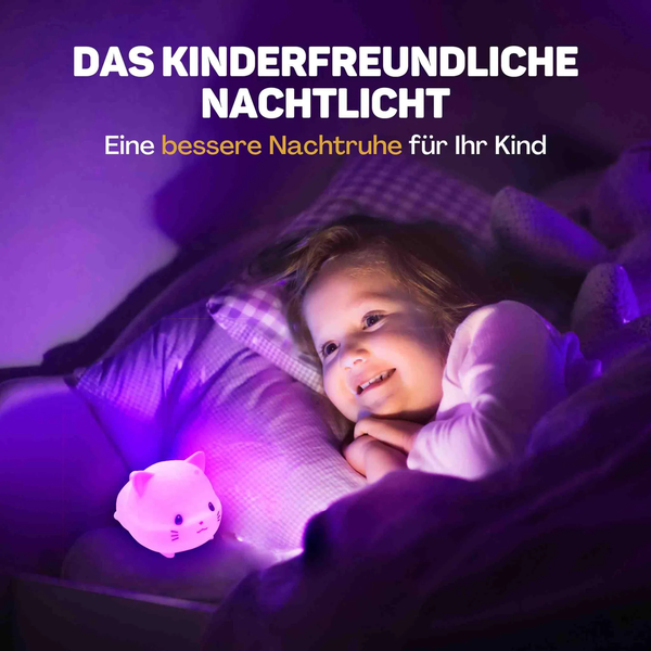 Kind liegt im Bett neben einem leuchtenden, katzenförmigen Kindernachtlicht, das eine beruhigende Atmosphäre schafft.