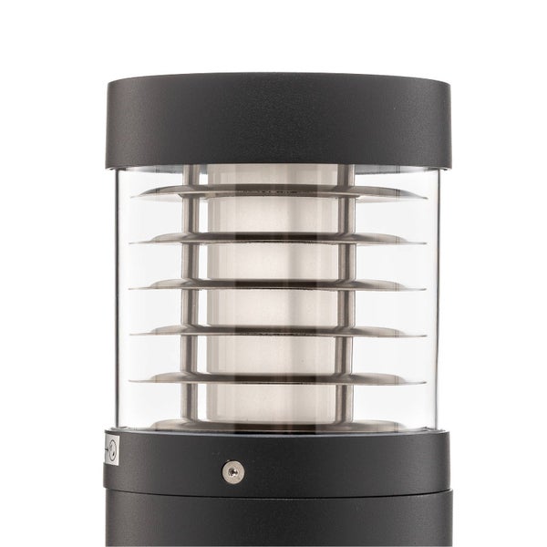 Moderne Außenleuchte in Zylinderform mit schwarzen Metallkappen und horizontalen Lamellen im klaren Glaszylinder.