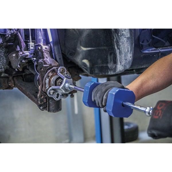 Werkstatt Szene mit einem Gleithammer, der an einem Radlager befestigt ist