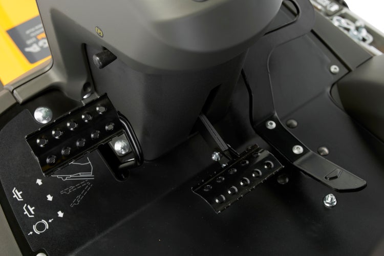 Detailansicht der Pedale eines Rasentraktors.