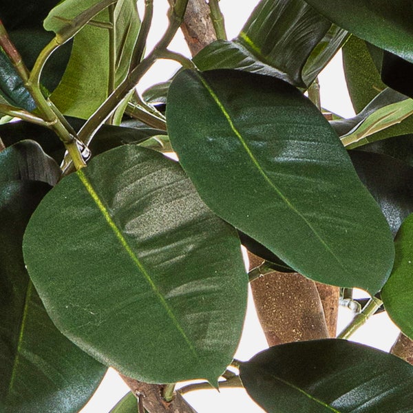 Detailansicht eines künstlichen Pflanzenstamms mit Luftwurzeln in einem schwarzen Topf.