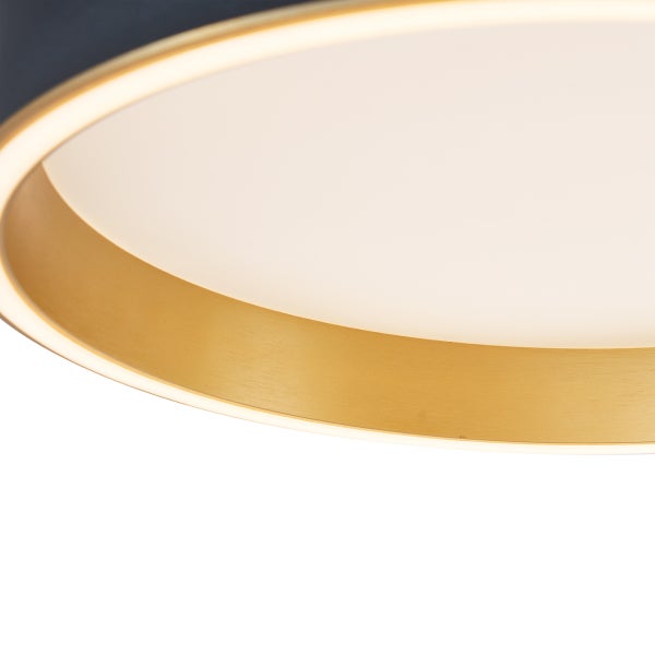 Detailaufnahme einer runden LED-Deckenleuchte mit goldenem Rahmen